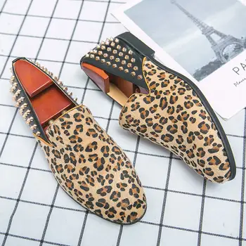 2021 Роскошная Мужская кожаная обувь Модные лоферы с леопардовым принтом Мужские слипоны для вечеринок Повседневная обувь большого размера Дизайнерские модельные туфли с заклепками