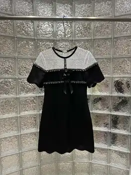Классическое и универсальное черное платье с вырезом на талии, подчеркивающим фигуру