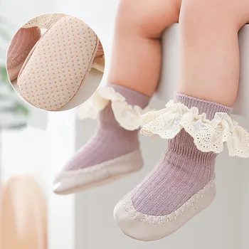 Новые детские носки с рюшами на резиновой подошве, носочки для новорожденных, осенняя детская обувь с кружевными цветами в пол, нескользящие носки на мягкой подошве
